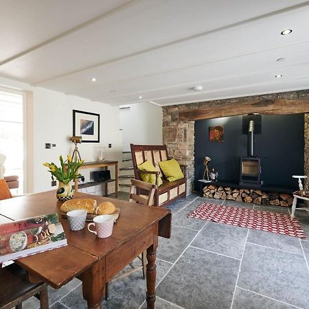 Rhif Un- Premium Cottage With Log Burner & Private Courtyard Laugharne Eksteriør billede